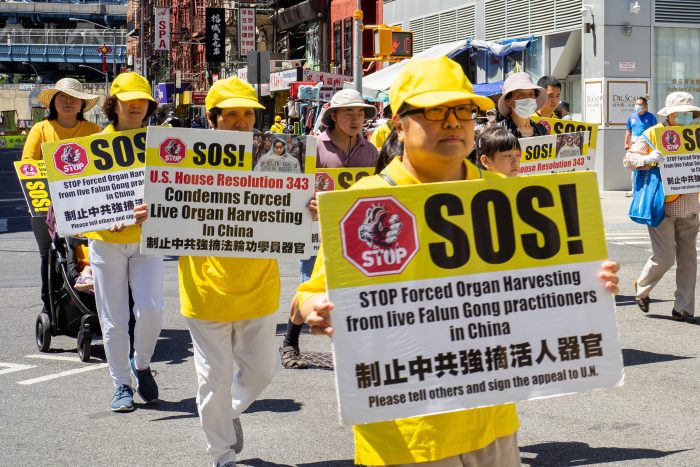 В китайском квартале Нью-Йорка прошёл парад, привлёкший внимание к преследованию Фалуньгун в Китае