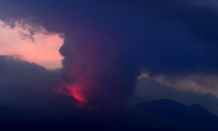 Вулкан Сакурадзима (вид из города Тарумидзу, южная японская префектура Кагосима) извергается 24 июля 2022 года. (Kyodo News via AP)
 | Epoch Times Россия