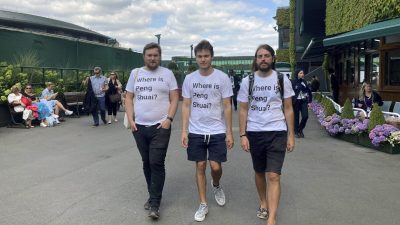 Активистов в футболках с надписью «Где Пэн Шуай?» обыскали на Уимблдоне
