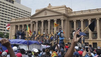 Экономические неудачи привели к свержению правительства Шри-Ланки после нескольких месяцев протестов