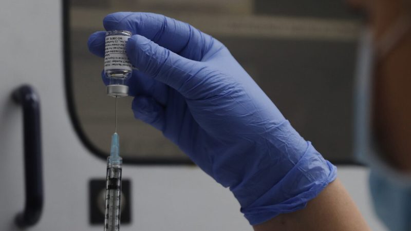 Флакон с вакциной против коронавируса Novavax фазы 3 готов к использованию в больнице университета Святого Георгия в Лондоне, 7 октября 2020 года. (AP Photo/Alastair Grant, File)  | Epoch Times Россия