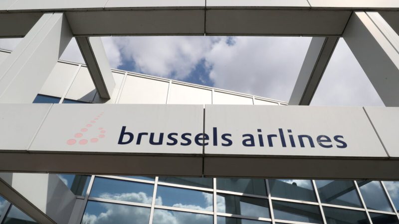 Логотип авиакомпании Brussels Airlines у входа в штаб-квартиру компании, рядом с международным аэропортом Завентем, во время вспышки коронавирусной болезни (COVID-19) в Дигеме, Бельгия, 12 мая 2020 года. (Yves Herman/Reuters)  | Epoch Times Россия