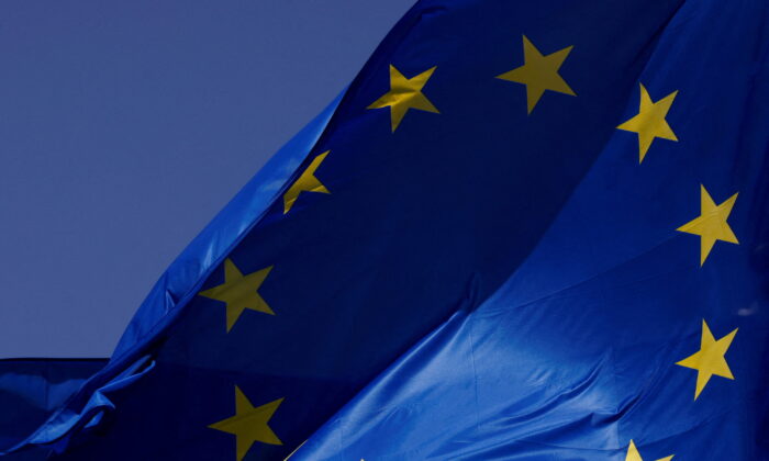 Флаги Европейского союза развеваются у штаб-квартиры Комиссии ЕС в Брюсселе 17 июня 2022 года. (Yves Herman/Reuters)
 | Epoch Times Россия