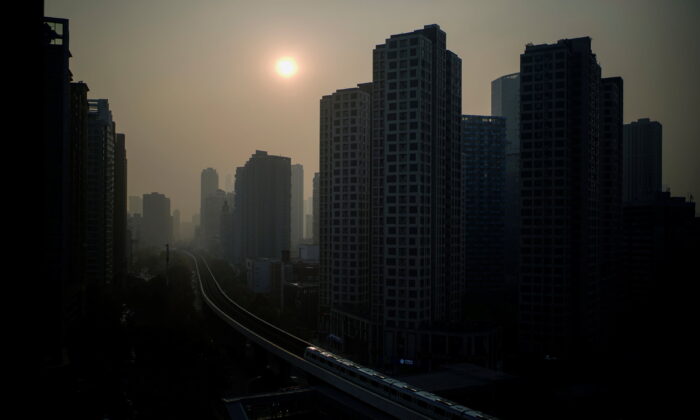 Здания на закате в Ухане почти через год после глобальной вспышки COVID-19, провинция Хубэй, Китай, 12 декабря 2020 г. Фото: Aly Song/Reuters | Epoch Times Россия