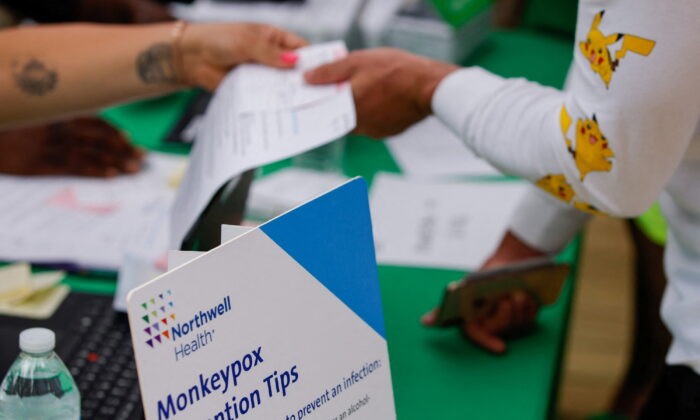 15 июля 2022 года мужчина прибывает на вакцинацию от оспы обезьян в Центр неотложной медицинской помощи Northwell Health на Файр-Айленд-Черри-Гроув в Нью-Йорке. (Eduardo Munoz/Reuters)
 | Epoch Times Россия