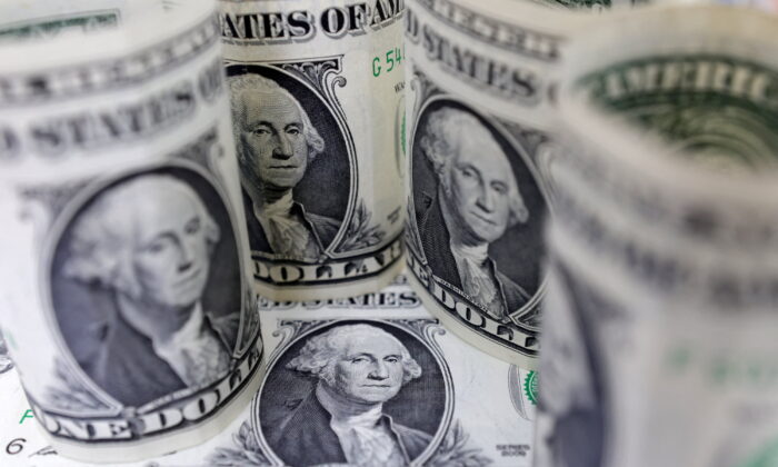 Банкноты доллара США показаны на этой иллюстрации, сделанной 17 июля 2022 года. (Dado Ruvic/Illustration/Reuters)
 | Epoch Times Россия