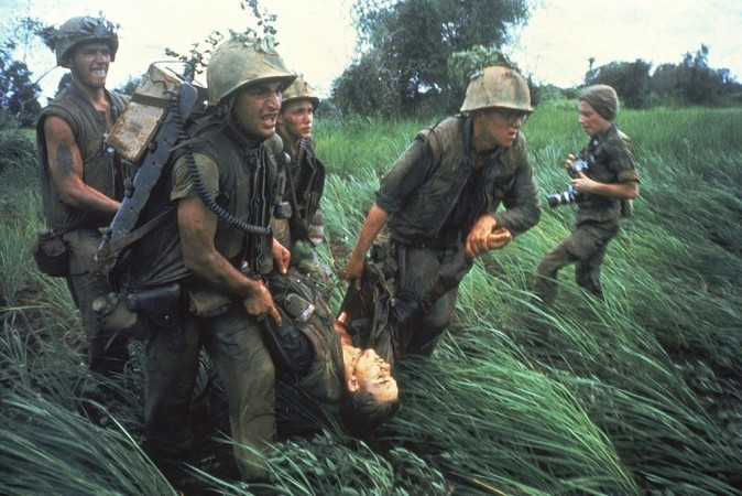 Морские пехотинцы спасают товарища во время обстрела во Вьетнаме в 1966 году. (Larry Burrows CC BY 2.0 https://goo.gl/sZ7V7x via Flickr)