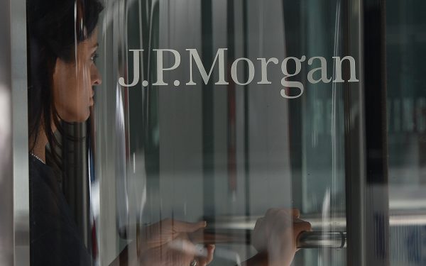 Женщина выходит из штаб-квартиры JP Morgan Chase & Company в Нью-Йорке, 14 августа 2013 года. JPMorgan — лишь один из банков Уолл-стрит, которые нанимают родственников китайских чиновников, чтобы получить бизнес в Китае. (Emmanual Dunand/AFP/Getty Images)