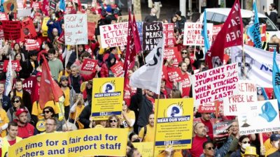 Австралийские учителя протестуют против низкой зарплаты, плохих условий труда и нехватки персонала