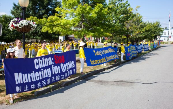 Приверженцы Фалуньгун с транспарантами с требованием прекратить преследование Фалуньгун в Китае вдоль дороги в Гошене, штат Нью-Йорк, 17 июля 2020 года. (Larry Dye)