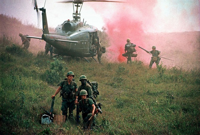 Войска 1-й кавалерийской дивизии во время операции в районе долины Ашау в северной части Южного Вьетнама. (Philip Jones Griffiths CC BY 2.0 https://goo.gl/sZ7V7x via Flickr)