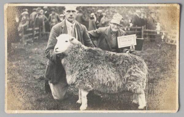 Том Стори и Беатрикс Хилис с овцой, занявшей призовое место, 26 сентября 1930 года. Фото, опубликованное Британской прессой. (National Trust)