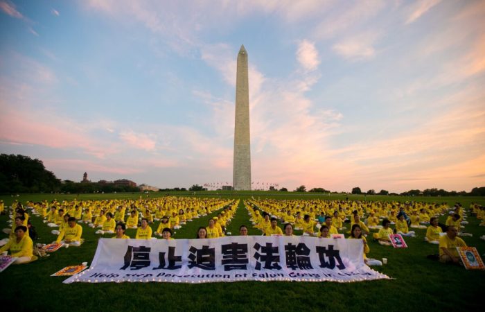 В Вашингтоне провели акцию со свечами в память о репрессированных последователях Фалуньгун в Китае