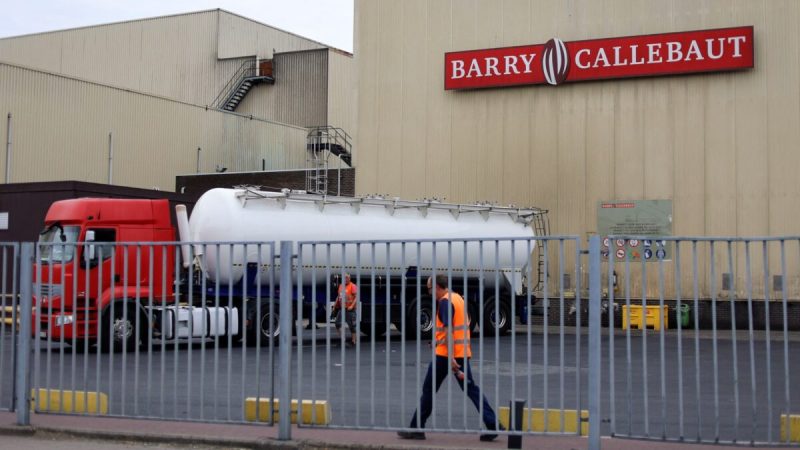 Работники идут по производственной площадке Barry Callebaut в Визе, недалеко от Брюсселя, 30 июня 2022 года. (Kenzo Tribouillard/AFP via Getty Images)  | Epoch Times Россия