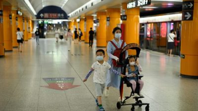 Возвращающихся в Пекин жителей заставляют носить браслеты якобы для контроля над COVID-19