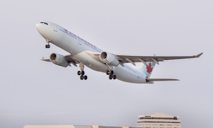 Самолёт авиакомпании Air Canada взлетает из монреальского аэропорта Трюдо в Монреале, 5 декабря 2021 года. (The Canadian Press/Graham Hughes) | Epoch Times Россия