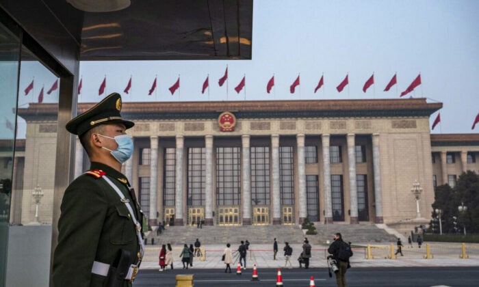 Полицейский стоит на страже перед закрытием сессии Народной политической консультативной конференции Китая в Большом зале народных собраний в Пекине, Китай, 10 марта 2022 года. (Kevin Frayer/Getty Images) | Epoch Times Россия