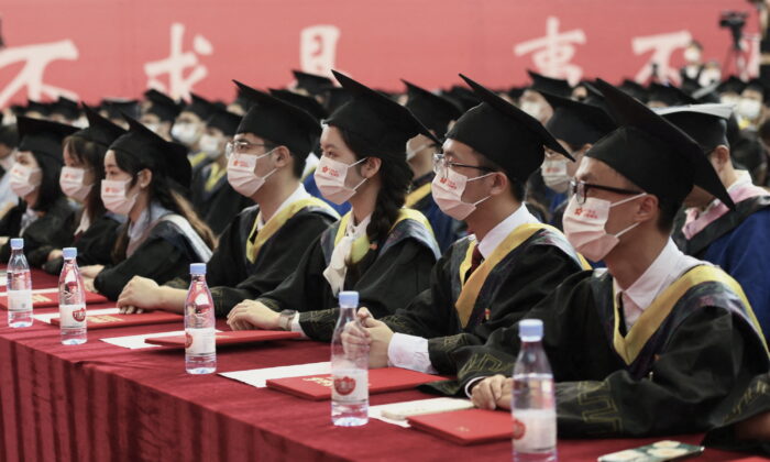 Выпускники в масках на церемонии вручения дипломов в Чунцинском университете почты и телекоммуникаций в Чунцине, Китай, 22 июня 2022 года. (Cnsphoto via Reuters)S | Epoch Times Россия