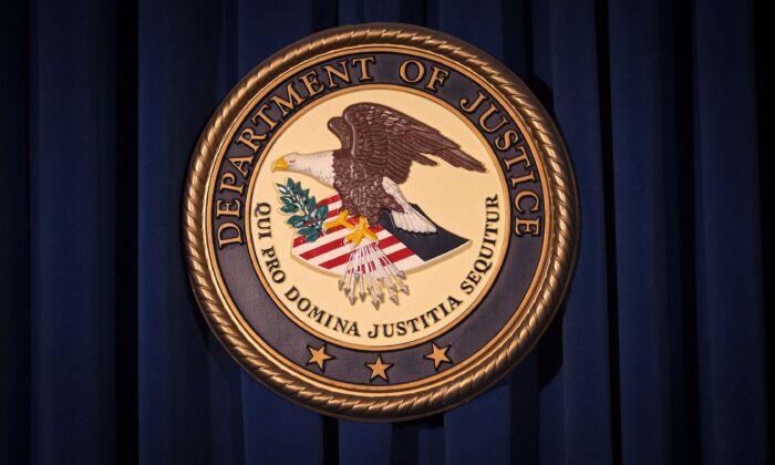 Логотип Министерства юстиции США на стене в Нью-Йорке, 5 декабря 2013 года. (Carlo Allegri/Reuters) | Epoch Times Россия