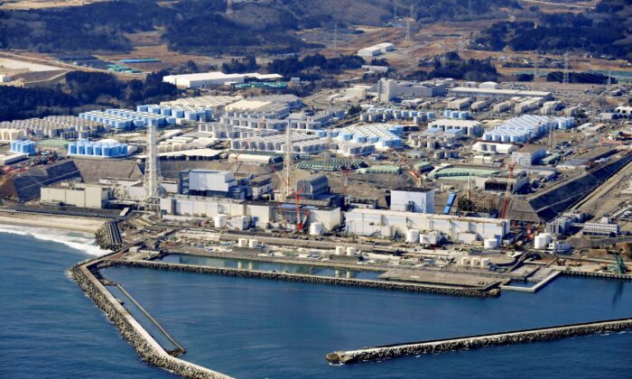 Вид с воздуха на резервуары для хранения очищенной воды на повреждённой цунами атомной электростанции «Фукусима» в городе Окума, префектура Фукусима, Япония, 13 февраля 2021 года. Фото: Kyodo/Reuters
 | Epoch Times Россия