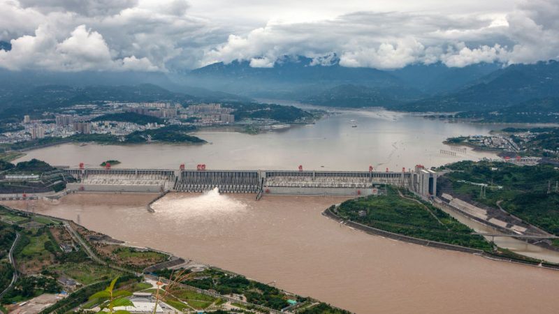 На этом аэрофотоснимке показан сброс воды из плотины «Три ущелья», гидроэнергетического проекта на реке Янцзы, в Ичане, провинция Хубэй в центральном Китае, 7 сентября 2020 года. (STR/AFPviaGettyImages)  | Epoch Times Россия