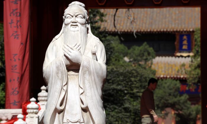 Статуя Конфуция в храме Конфуция в Пекине, Китай, 28 сентября 2010 года. (LIU JIN/AFP viaGettyImages) | Epoch Times Россия