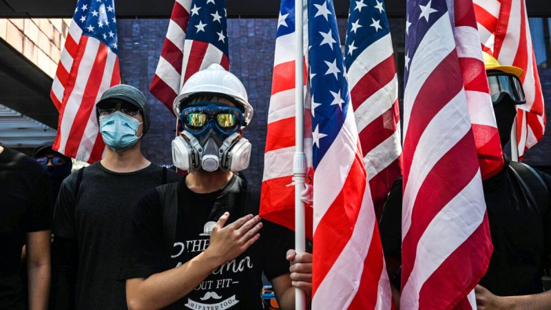 Студенты держат флаг США и поют «Звёздно-полосатое знамя» в Гонконгском университете 20 сентября 2019 года, выступая за принятие Конгрессом США закона о правах человека и демократии в Гонконге. (Anthony Wallace/ via AFP Getty Images)  | Epoch Times Россия