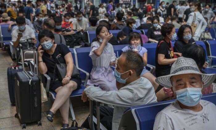Пассажиры ожидают посадки на поезда на Южном железнодорожном вокзале Пекина в Пекине, Китай, 27 августа 2020 года. (Kevin Frayer/Getty Images)
 | Epoch Times Россия