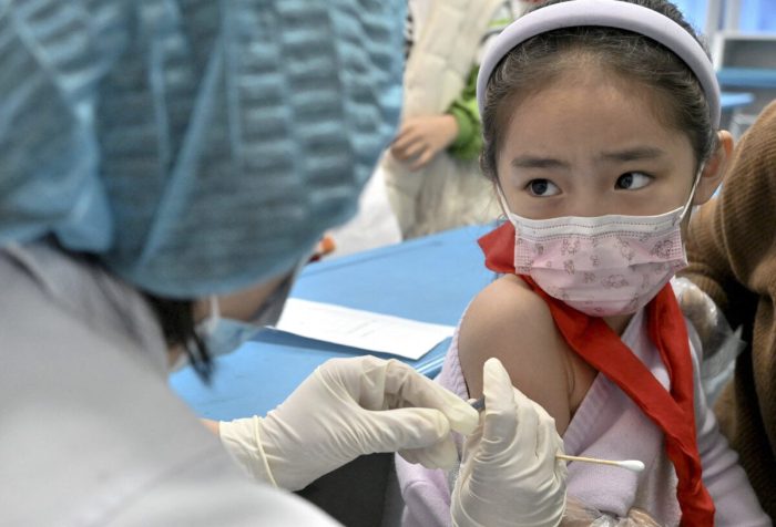 Китайских детей заставляют мотивировать бабушек и дедушек делать прививки от COVID-19
