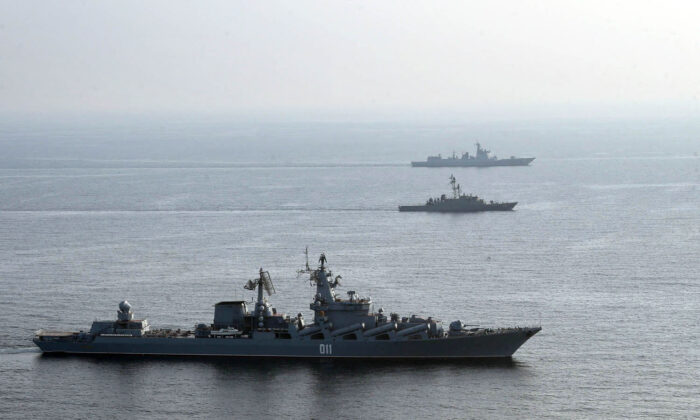 Военные корабли Ирана, России и Китая во время совместных военных учений в Индийском океане 21 января 2022 года. Фото: Iranian Army office/AFP via Getty Images
 | Epoch Times Россия