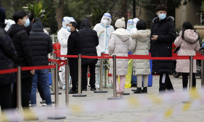 Люди стоят в очереди, чтобы сдать анализы на COVID-19 в Сучжоу, провинция Цзянсу, Китай, 16 февраля 2022 года. (STR/AFP via Getty Images) | Epoch Times Россия