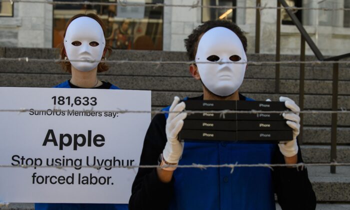 Активисты создали макет уйгурского лагеря принудительного труда возле флагманского магазина Apple в Вашингтоне, округ Колумбия, 4 марта 2022 года, чтобы призвать Apple прекратить использование принудительного труда уйгуров. (NicholasKamm/AFP/GettyImages) | Epoch Times Россия