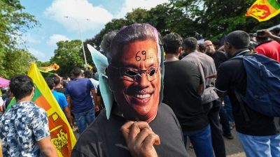 Президент Шри-Ланки сбежал на Мальдивы