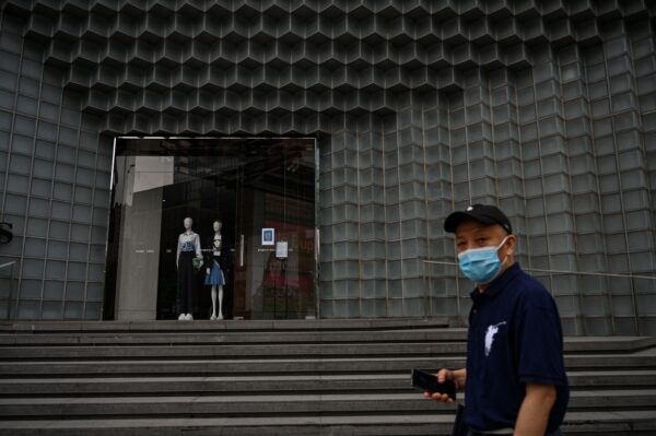 Закрытый магазин во время карантина COVID-19 в районе Цзинъань в Шанхае 30 мая 2022 года. (Hector Retamal/AFP via Getty Images)