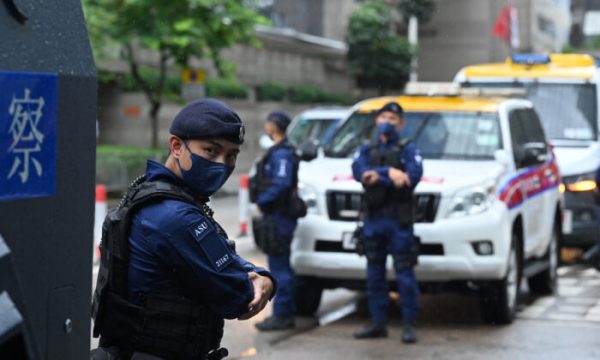 A special unit of the Hong Kong police provides security in the city's Wanchai district on June 30, 2022, as Chinese President Xi Jinping arrives in Hong Kong to attend celebrations marking the 25th anniversary of the city's handover from Britain to China. (Photo by Peter PARKS / AFP) (Photo by PETER PARKS/AFP via Getty Images) | Epoch Times Россия