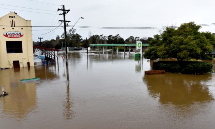 Затопленные улицы Камдена, пригорода Сиднея, 3 июля 2022 года. Фото: Photo by MUHAMMAD FAROOQ/AFP via Getty Images | Epoch Times Россия