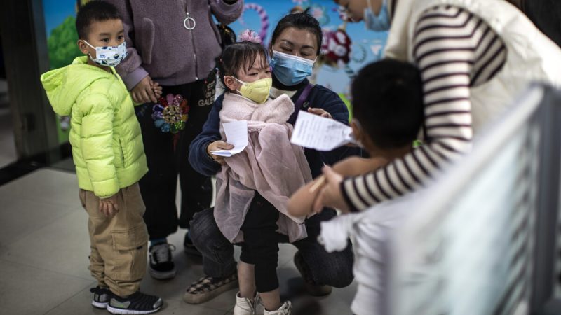 Дети готовятся получить вакцину против COVID-19 в месте вакцинации в Ухане, провинция Хубэй, Китай, 18 ноября 2021 года. (Getty Images)  | Epoch Times Россия