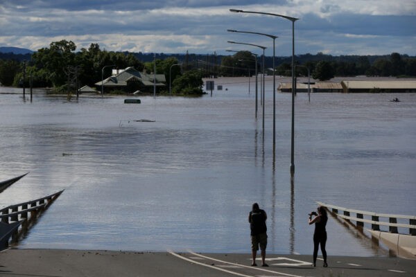 Виндзорский мост затоплен паводковыми водами вдоль реки Хоксбери в Сиднее, Австралия, 9 марта 2022 года. (Фото Lisa Maree Williams/Getty Images)
