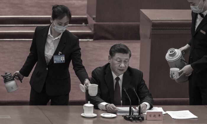 Си Цзиньпин перед выступлением на церемонии в Большом зале народных собраний в Пекине, Китай, 8 апреля 2022 года. Фото: Kevin Frayer/Getty Images | Epoch Times Россия