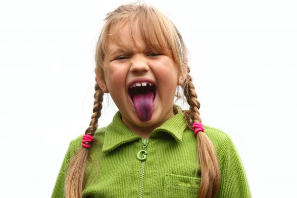 Девочка показывает язык после употребления черники. (Inc/Shutterstock)