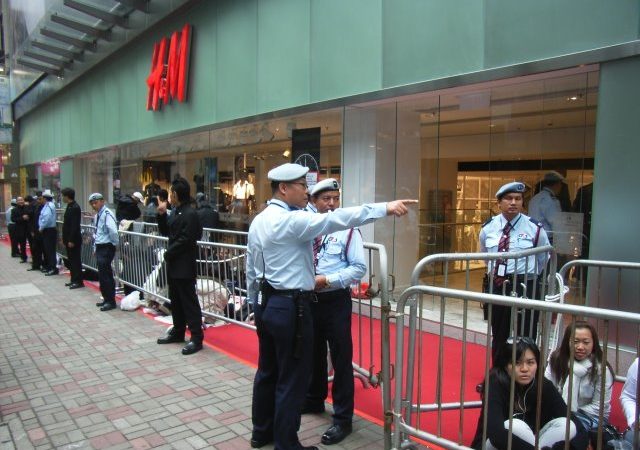 Покупатели ждут торжественного открытия известного модного магазина H&M в Гонконге. Фото: Мадонна ХМ/wikimedia.org/CC BY-SA 2.5 | Epoch Times Россия