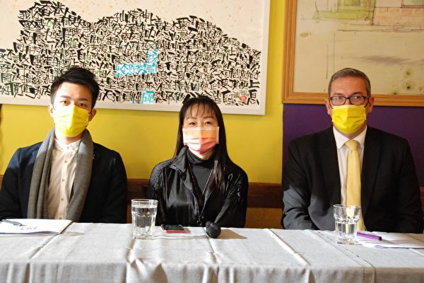 В начале июня 2022 года соучредитель Hong Kong Watch Эйлин Калверли предложила «План защиты правозащитников» членам парламента Канады, надеясь, что Канада продолжит и расширит масштабы своей «Программы спасательных шлюпок», чтобы защитить больше гонконгцев. Фотография сделана 7 января 2006 года: (Слева направо) Рэй Вонг Той-юнг, Эйлин Калверли, Бенедикт Роджерс из «Гонконгской вахты». (Yi Ling/The Epoch Times)  | Epoch Times Россия