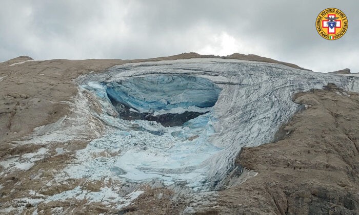 Ледник, большая часть которого откололась, в итальянских Альпах недалеко от Тренто, 3 июля 2022 года. Фото: Corpo Nazionale Soccorso Alpino e Speleologico via AP | Epoch Times Россия