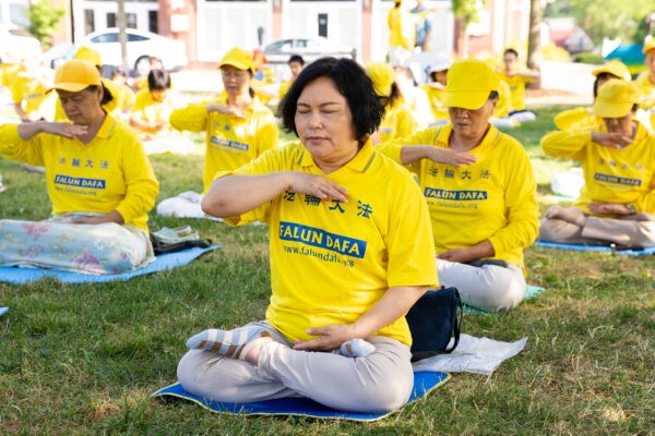 Последователи Фалуньгун медитируют в парке в Гошене, штат Нью-Йорк, 17 июля 2020 года. (Larry Dye)