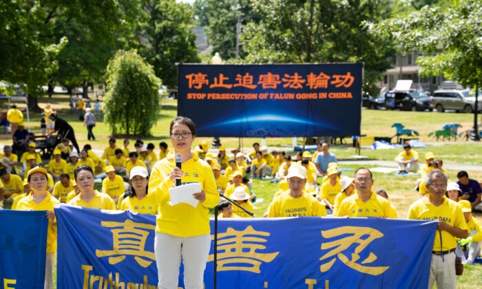 Юйхуа Чжан рассказывает о пытках во время ареста в Китае из-за своей практики Фалуньгун на митинге в Гошене, штат Нью-Йорк, 17 июля 2022 года. (Фото: Larry Dye)
 | Epoch Times Россия