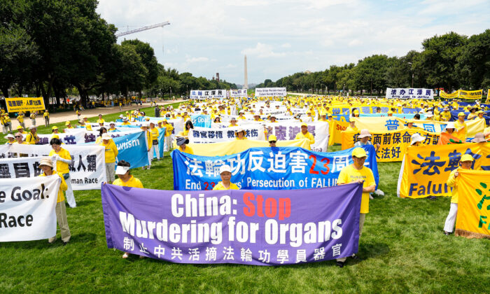 Последователи Фалуньгун на митинге в память о 23-й годовщине преследования приверженцев Фалуньгун в Китае. Национальная аллея в Вашингтоне 21 июля 2022 года. Фото: Larry Dye/The Epoch Times | Epoch Times Россия