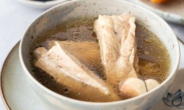 Австралийский судебно-медицинский эксперт исследует популярный суп бак кут тех или суп из свиных рёбрышек. (Фото: delightfulplate.com)
 | Epoch Times Россия