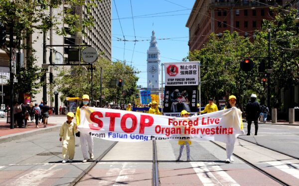 Участники парада несут транспарант против извлечения органов. Сан-Франциско, 16 июля 2022 г. (David Lam/The Epoch Times)