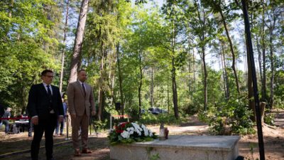 Прах 8000 жертв Второй мировой войны найден в двух братских могилах в Польше