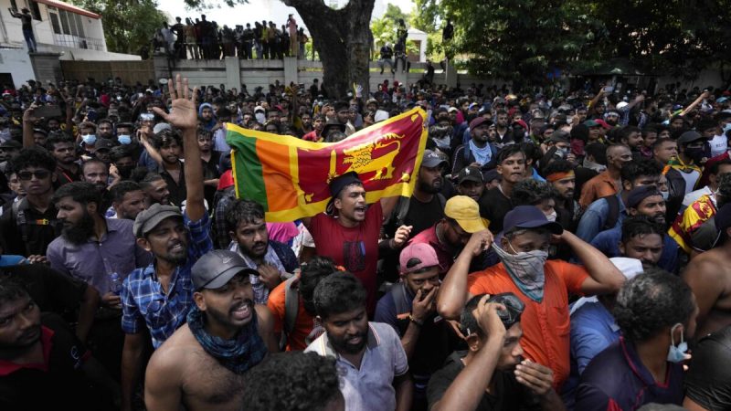 Шриланкийские протестующие штурмуют офис премьер-министра Ранила Викремесингхе, требуя его отставки, Коломбо, Шри-Ланка, 13 июля 2022 года. (Eranga Jayawardena/AP Photo)  | Epoch Times Россия